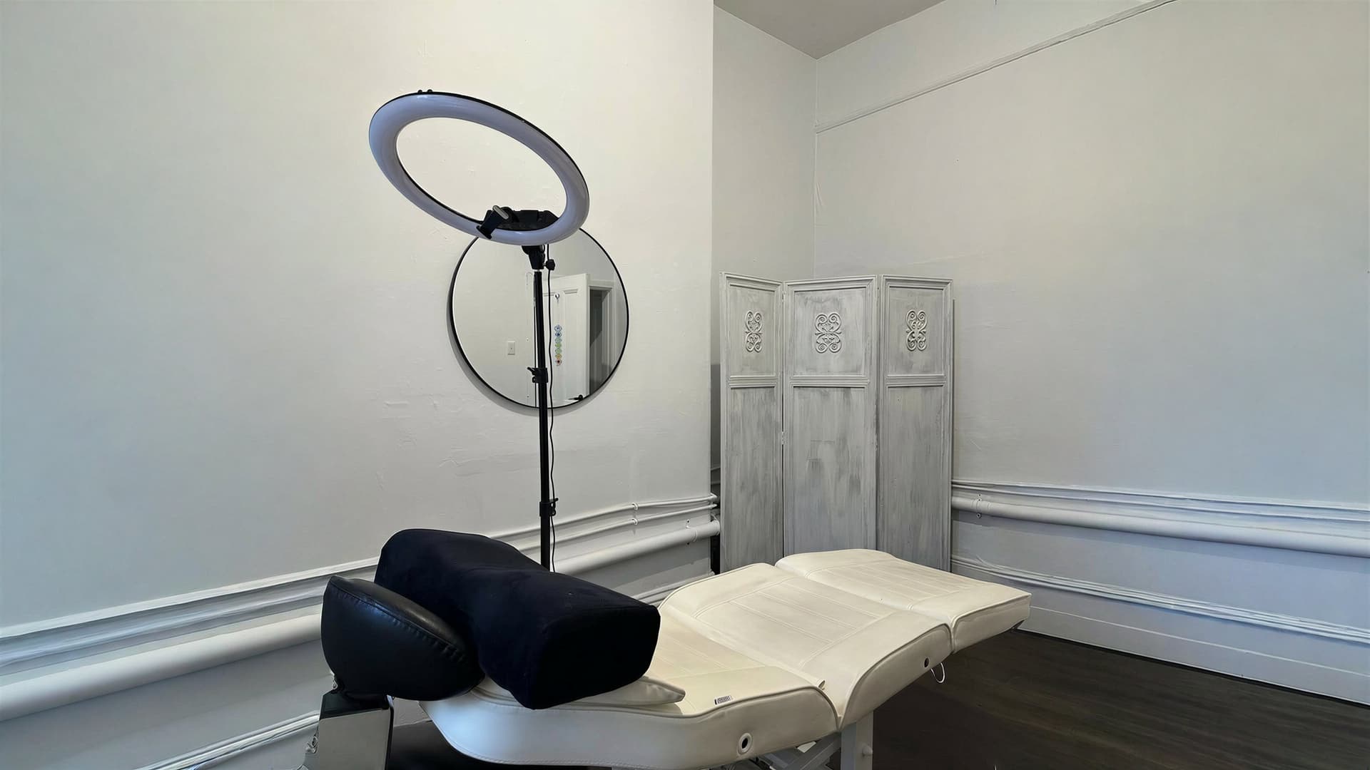 Bratty Blinks salon — lash bed and ring light