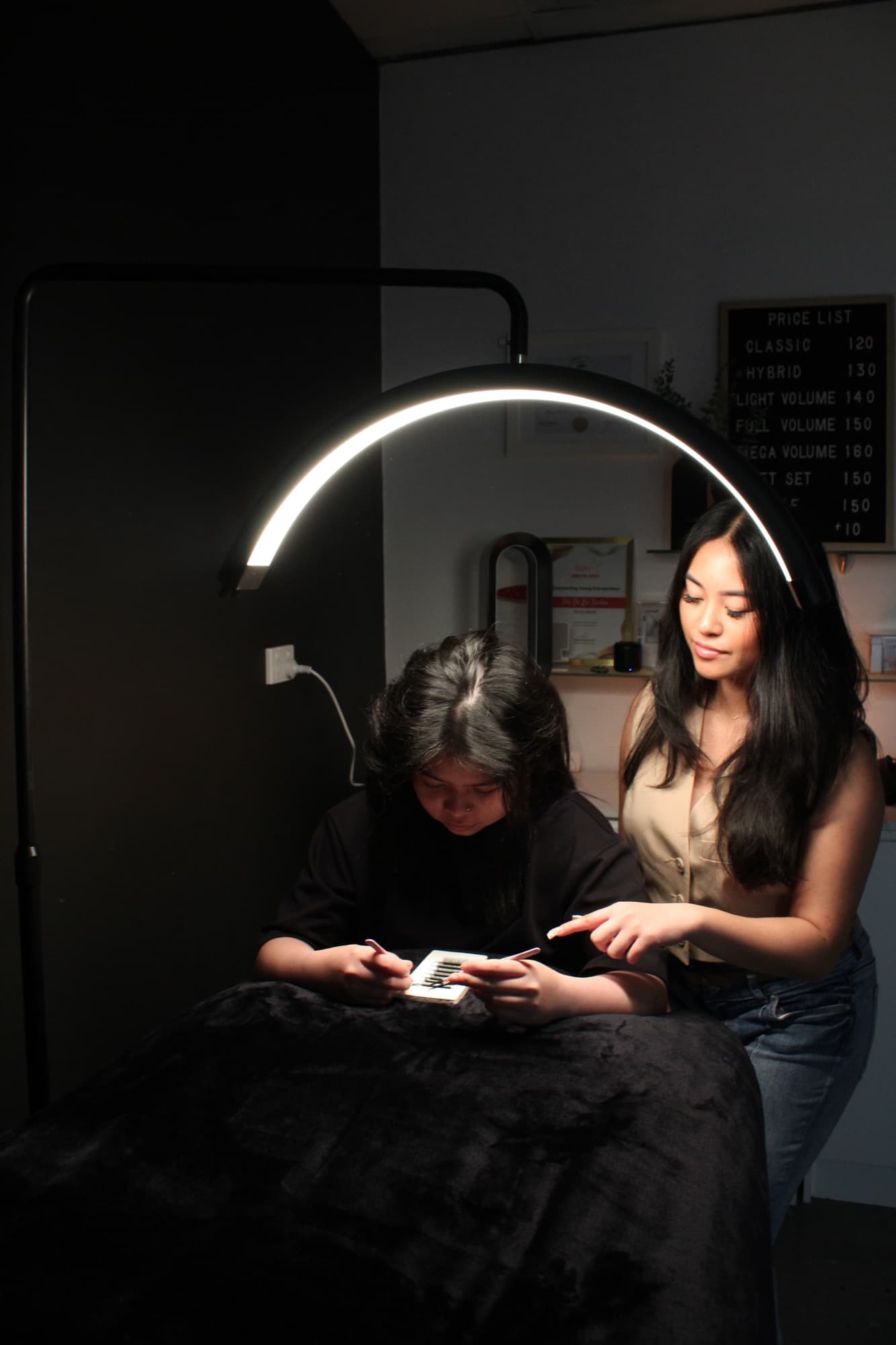 Pia teaching lash application